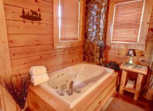 Pool table, hot tub, and adorable 1BR log cabin for a perfect stay!