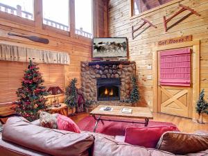 Pool table, hot tub, and adorable 1BR log cabin for a perfect stay!