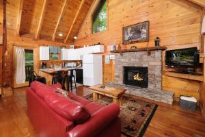 Adorable 1 bedroom with hot tub in location between Gatlinburg and Pigeon Forge!