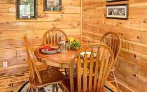 Spacious one bedroom with POOL TABLE and a HOTTUB!