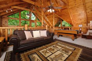 Cute 1 bedroom sleeps 6 with hot tub, pool table, located in between Gatlinburg and Pigeon Forge!