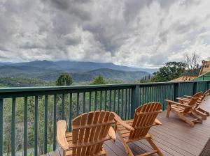 Dog friendly 2 bedroom with incredible views of the Smoky Mountain and a hot tub!