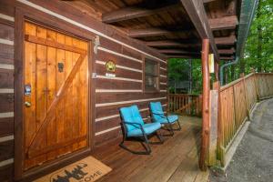 Mountain views, pet friendly, & a hot tub! Located near Dollywood & the Smokies!