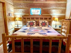 1BR log cabin sleeps 4 with screened-in hot tub and 1 free Dollywood ticket!
