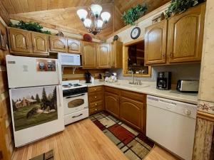 1BR log cabin sleeps 4 with screened-in hot tub and 1 free Dollywood ticket!