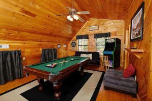 Hot tub and pool table- perfect 2 BR log cabin!