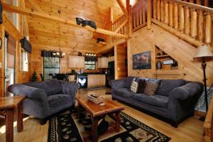 Hot tub and pool table- perfect 2 BR log cabin!