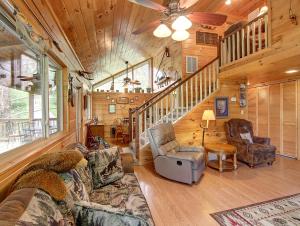 Game room, hot tub, flat easy drive to 3BR cabin!