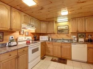 Game room, hot tub, flat easy drive to 3BR cabin!