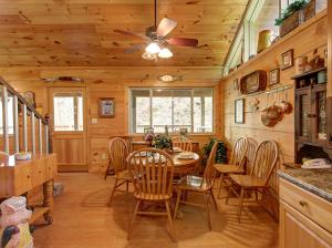 Game room, hot tub, flat easy drive to 3BR cabin!