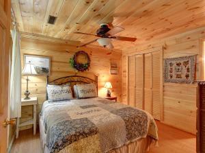 Game room, hot tub, flat easy drive to 3BR cabin!