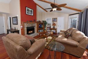 Mountain views, hot tub, and heart shaped jacuzzi in a cozy 2BR!