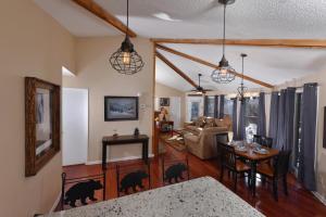 Mountain views, hot tub, and heart shaped jacuzzi in a cozy 2BR!