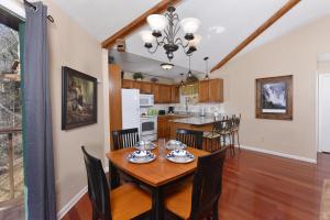 Mountain views, hot tub, and heart shaped jacuzzi in a cozy 2BR!