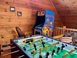 Classic log cabin in Wears Valley- hot tub & games - Cove Creek Cascades