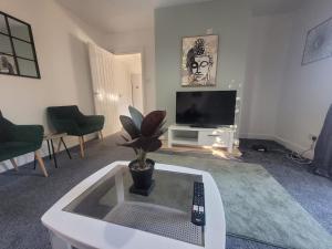 Contractor Friendly Spacious 3 Bed With Private Parking