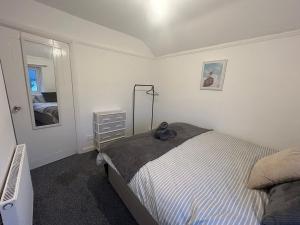 Contractor Friendly Spacious 3 Bed With Private Parking