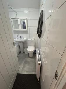 Contractor Friendly Spacious 3 Bed With Private Parking