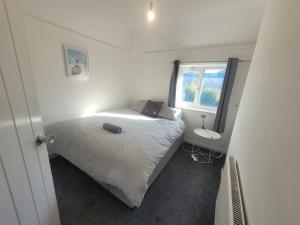 Contractor Friendly Spacious 3 Bed With Private Parking