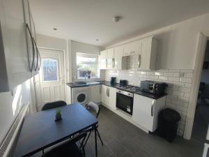 Contractor Friendly Spacious 3 Bed With Private Parking