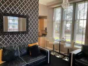 Junique Modern Ground Floor Apartment - 2 bedrooms - Logierieve Station