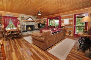 Comfy log cabin-mountain views and a hot tub!