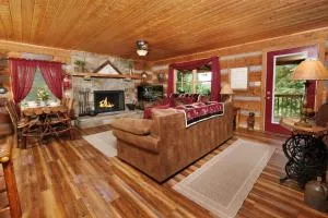 Comfy log cabin-mountain views and a hot tub! - Williamsburg
