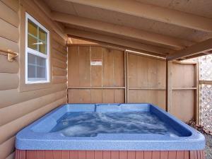 Affordable cabin-hot tub & near PF Parkway!