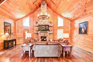 Hot tub, Smoky Mountain view, easy drive- gorgeous 3BR with loft game room!