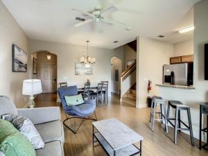 Anna’s Regal Townhome: Comfort & Style Await