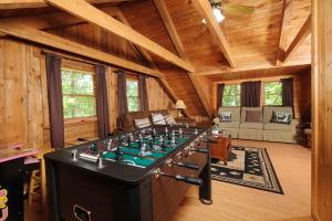 2BR, sleeps 8, pet friendly, game room, hot tub!