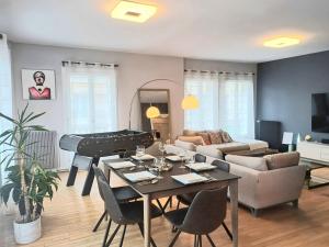 Le Central - Vue Place Jeanne Hachette