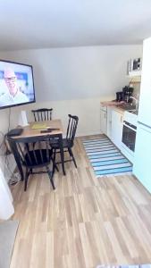 Persbacken i naturnära Ockelbo med fiske o Kungsberget när inpå,,,