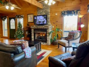 Stunning 2 bedroom with a hot tub and fireplace in an exclusive gated community with seasonal pool!