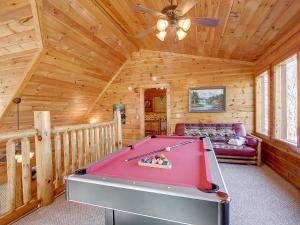 Pool table, hot tub, 2 bedroom in great location!