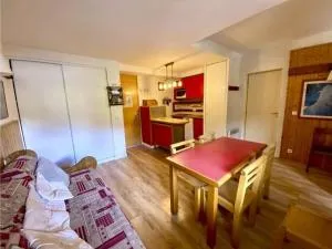 Appartement cosy 43m² avec balcon sud, parking couvert, proche commerces, animaux acceptés. - FR-1-351-51 - Praconduit