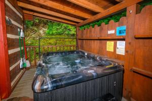 1BR dog friendly log cabin with hot tub, gazebo, firepit, and a yard- easy drive to Dollywood!