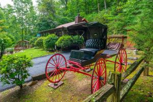 1BR dog friendly log cabin with hot tub, gazebo, firepit, and a yard- easy drive to Dollywood!