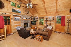 1BR dog friendly log cabin with hot tub, gazebo, firepit, and a yard- easy drive to Dollywood!