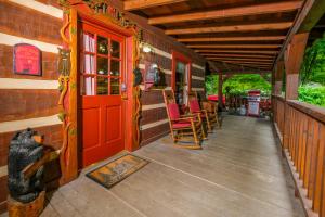 1BR dog friendly log cabin with hot tub, gazebo, firepit, and a yard- easy drive to Dollywood!