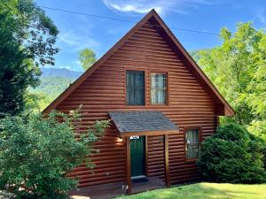 A true MOUNTAIN PARADISE- Classic 1BR log cabin, hot tub, and foosball! View!