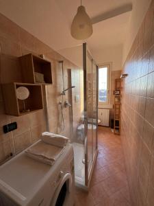 Trilocale con due balconi a Isola Porta Nuova