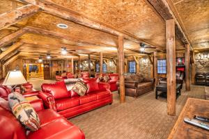 Rustic lodge- sleeps 24- space for large groups, hot tub, pool table, ping pong, and so much more!