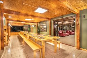Rustic lodge- sleeps 24- space for large groups, hot tub, pool table, ping pong, and so much more!
