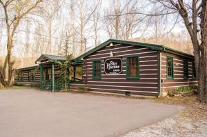 Rustic lodge- sleeps 24- space for large groups, hot tub, pool table, ping pong, and so much more!