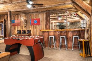 Rustic lodge- sleeps 24- space for large groups, hot tub, pool table, ping pong, and so much more!
