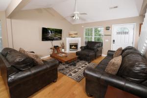 Close to Pigeon Forge Parkway, spacious & clean 3 bedroom! Hot tub and outdoor TV on back deck!