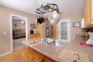 Close to Pigeon Forge Parkway, spacious & clean 3 bedroom! Hot tub and outdoor TV on back deck!