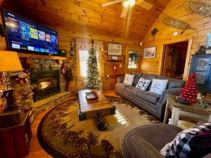 Perfect 2BR with fire pit, hot tub, and the BEST Smoky Mountain view!