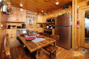 Perfect 2BR with fire pit, hot tub, and the BEST Smoky Mountain view!